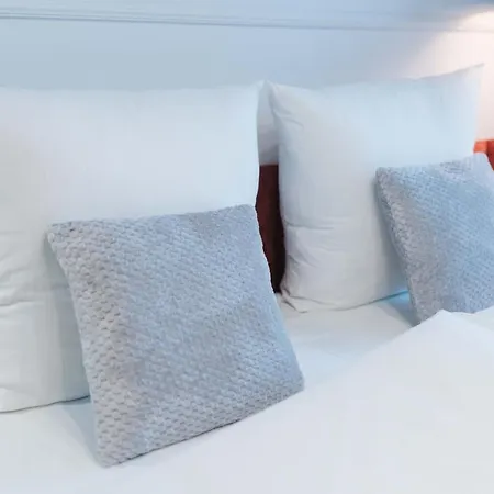 Отель Very Berry - Dabrowskiego 89 - Jezyce, Self Check In 24h, Parking, Lift